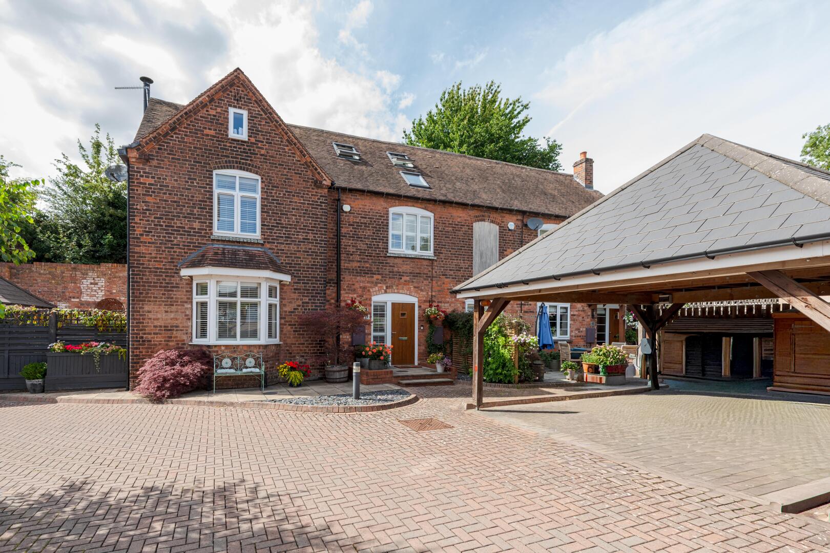 4 bed property in Nash Court, Stourbridge